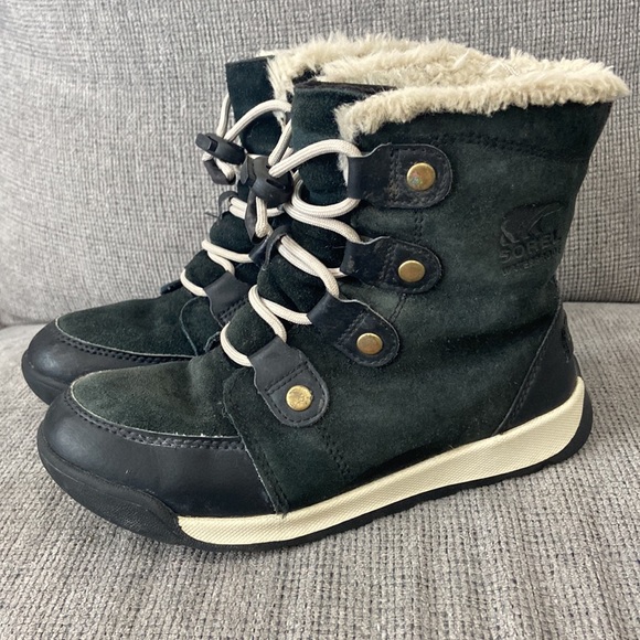 Sorel youth winter suede and leather boot size 2 - Picture 3 of 9